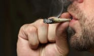 Homem é preso fumando maconha em praça
