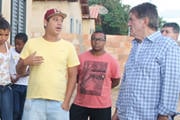 Prefeito Aracely e secretários visitam residências do projeto Mão na Massa