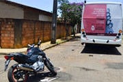 Jovem fica em estado grave após bater moto em ônibus