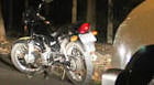 Homem agride a mãe e foge de moto