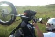 Inabilitado é pego em flagrante praticando direção perigosa com moto