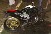 Motociclista sofre acidente ao passar por quebra-molas