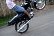 PM flagra jovem praticando direção perigosa com moto