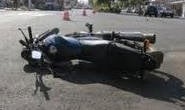 Moto bate em carro que fez manobra proibida e ocupantes ficam feridos