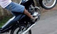 Cai ao fazer manobras com moto e sofre traumatismo craniano