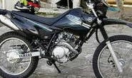 Menores entram no quartel da Polícia Militar conduzindo moto