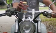 PM prende homem embriagado e sem habilitação que conduzia moto irregular