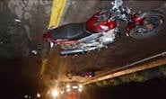 Motociclista se envolve em acidente com animais soltos na rua