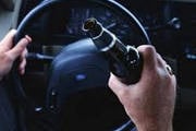 Passageiro vai sentado na janela e motorista embriagado é preso