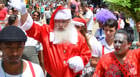 Papai Noel desfila pelo Calçadão de Araxá