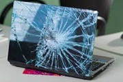 Irmãos adolescentes brigam por causa de notebook e caso vai parar na delegacia