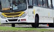 Ônibus perde freio e bate em carro
