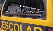 Adolescente joga pedra em ônibus escolar