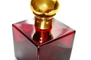 Mulher furta frasco de perfume