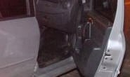 Homem abandona carro com materiais supostamente furtados e consegue fugir da polícia