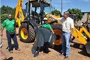 Prefeitura adquire mais uma retroescavadeira