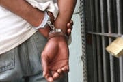 Jovem tenta estuprar mulher em alojamento popular
