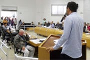 Romário apresenta denúncias político-administrativas e pede cassação de Jeová