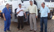 Prefeito entrega caminhões para Secretaria Rural
