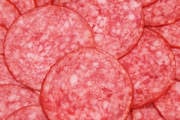 É pego no flagra furtando salame e se dá mal