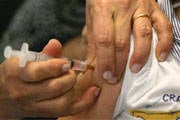 Crianças e adultos devem estar com a vacinação contra o sarampo em dia ao viajar