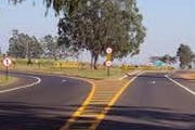 Polícia procura autores de roubo de caminhonete