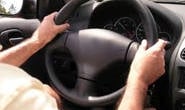 Inabilitada perde controle do carro e atropela duas pessoas