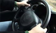 Inabilitado bate em motociclista na Dâmaso Drummond