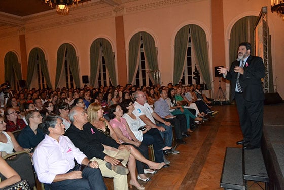 Cortella atrai mais de 800 pessoas à palestra em Araxá