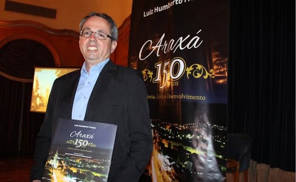 Noite de autógrafos no Grande Hotel marca lançamento do livro dos 150 anos de Araxá