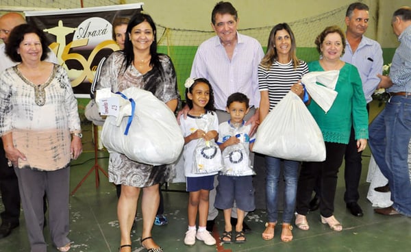 PMA entrega 8,3 mil uniformes escolares para alunos da rede municipal
