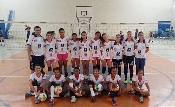 Categoria iniciante do projeto Geração Vôlei em quadra neste fim de semana
