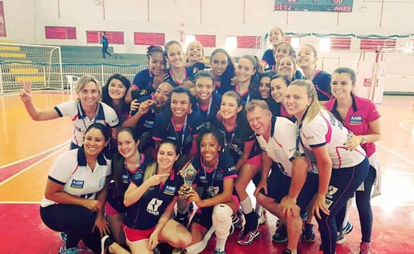 Atletas do Projeto Geração Vôlei participam de final regional em Uberlândia