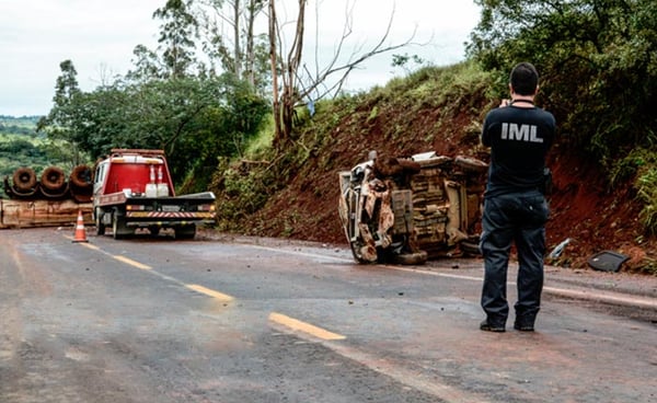 Carreta bate em traseira de carro e duas pessoas morrem na BR 262