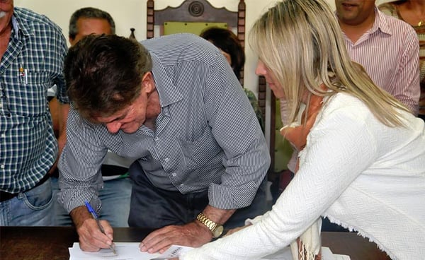 Prefeito Aracely assina ordens de serviço para o início de obras importantes em Araxá