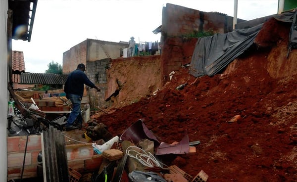 Devido a chuva, prefeitura transfere moradores de área de risco