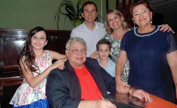 Em noite de festa, José Dagualberto Borges lança ‘ Álbum Histórico de Araxá’