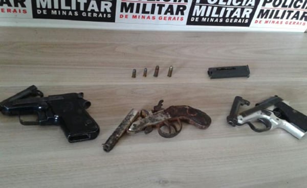 Polícia Militar apreende armas em cumprimento a mandado de busca e apreensão
