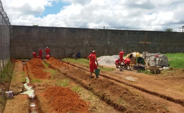 Presos constroem parlatório e salas no Presídio de Araxá