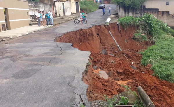 Rua do bairro Alvorada cede e preocupa moradores