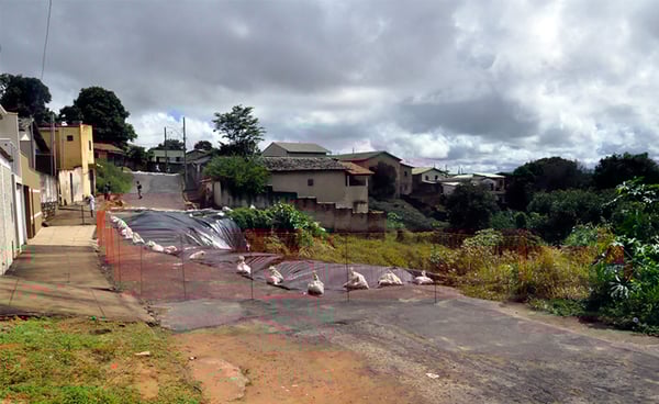 Cratera aberta no bairro Alvorada é coberta para evitar novos deslizamentos