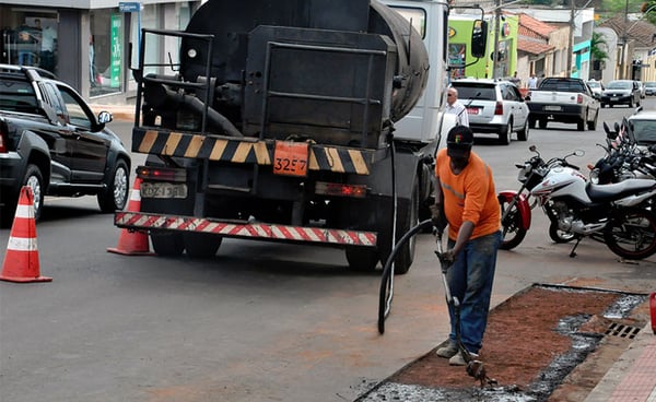 Avenidas da cidade recebem recapeamento e operação tapa buracos