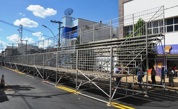 Avenida Getúlio Vargas recebe a montagem da estrutura para o carnaval 2016