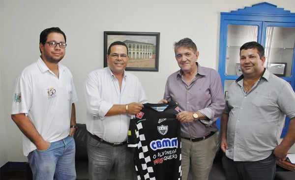 Prefeito garante apoio ao Ganso e ganha nova camisa alvinegra