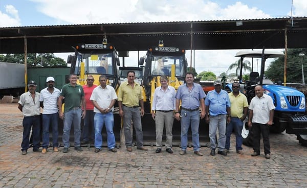 Prefeitura recebe equipamentos para recuperação e manutenção de estradas vicinais