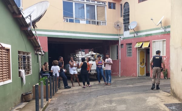 Moradores são despejados de pousada por decisão judicial