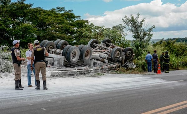 Homem de 28 anos perde a vida em grave acidente na curva do Bambu na BR 452