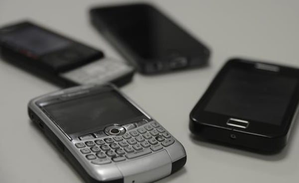 Consumidor pode pedir bloqueio de celular roubado informando número da linha