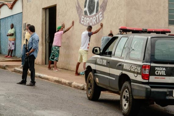 Quatro suspeitos são presos por tráfico de drogas e assalto a mão armada