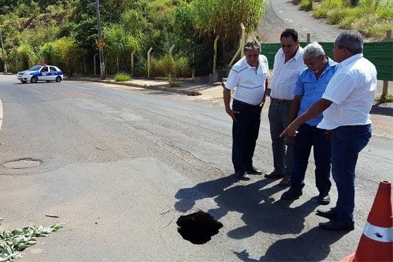 Buraco é formado na Dâmaso Drumond e avenida tem trecho interditado